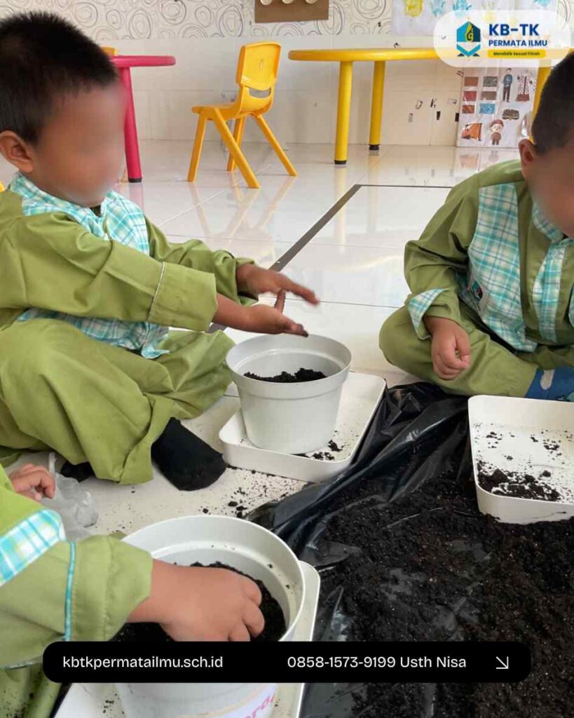 “Anak-anak KB Permata Ilmu belajar menanam sawi dengan gembira 🌱✨, mengenal tanaman sebagai ciptaan Allah yang bermanfaat, sekaligus belajar bersyukur dengan mengucapkan kalimat thayyibah Alhamdulillah.” Kegiatan ini melatih motorik, menumbuhkan cinta lingkungan, dan membiasakan anak untuk belajar Islami sejak dini.