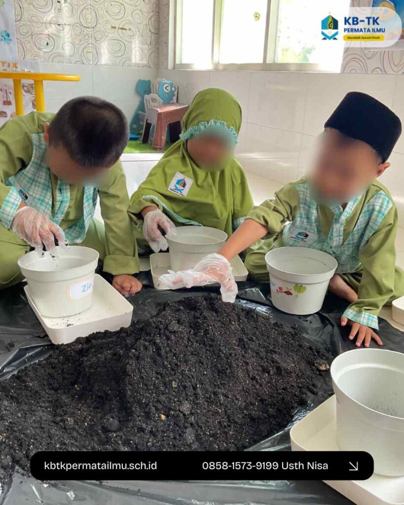 “Anak-anak KB Permata Ilmu belajar menanam sawi dengan gembira 🌱✨, mengenal tanaman sebagai ciptaan Allah yang bermanfaat, sekaligus belajar bersyukur dengan mengucapkan kalimat thayyibah Alhamdulillah.” Kegiatan ini melatih motorik, menumbuhkan cinta lingkungan, dan membiasakan anak untuk belajar Islami sejak dini.