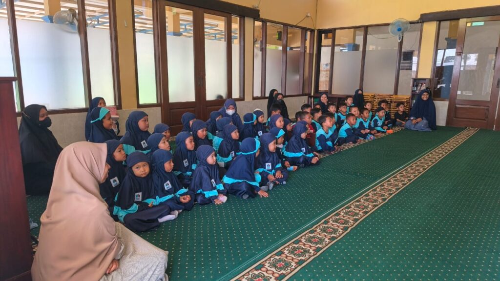 Kegiatan Pekan Orang Tua Mengajar (POM) dengan tema pengenalan rambu lalu lintas memberikan pengalaman belajar yang menyenangkan sekaligus mendidik anak-anak agar terbiasa tertib dan memahami pentingnya keselamatan di jalan.