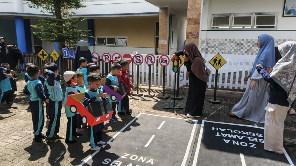 Kegiatan Pekan Orang Tua Mengajar (POM) Topik : Pengenalan Rambu Rambu Lalu Lintas dengan berbagai ragam main